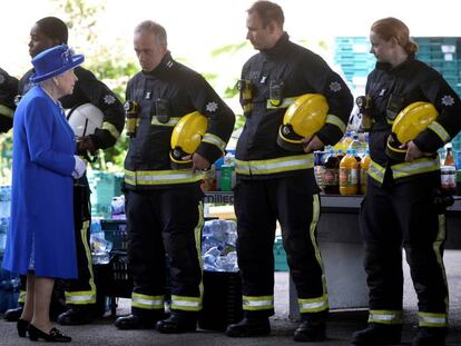 A rainha da Inglaterra Elizabeth II cumprimenta os bombeiros de Londres.