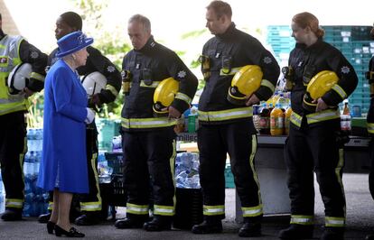 A rainha da Inglaterra Elizabeth II cumprimenta os bombeiros de Londres.