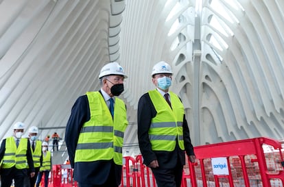 El presidente de la Fundación Bancaria la Caixa, Isidro Fainé, y el presidente valenciano, Ximo Puig, en su visita al Ágora.