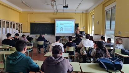 Uno de los talleres de desinformación impartidos por el periodista Pablo Cantó en un instituto de Cádiz.