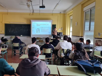 Uno de los talleres de desinformación impartidos por el periodista Pablo Cantó en un instituto de Cádiz.