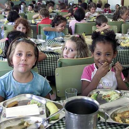 Niños en un comedor de una escuela pública de Málaga.