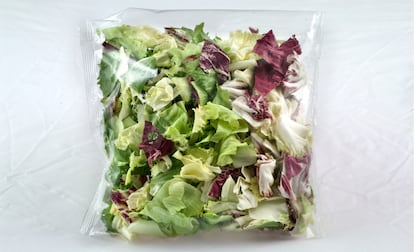 Una ensalada de bolsa, tiesa porque la acusan de llevar pesticidas.