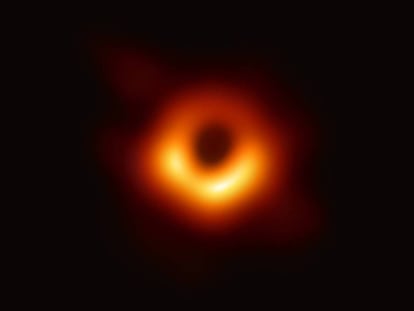 Imagen del agujero negro situado en el centro de la galaxia Messier 87, el primero fotgrafiado.