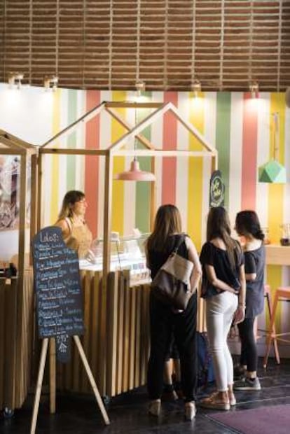 Puesto de polos Lolos en el mercado de San Antón, en el barrio de Chueca.