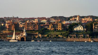 Vista del barrio de Neguri, en Getxo, desde la ría de Bilbao.