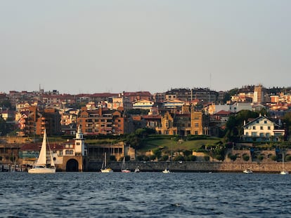 Vista del barrio de Neguri, en Getxo, desde la ría de Bilbao.