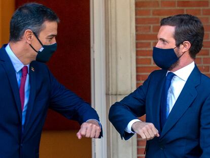 El presidente del Gobierno, Pedro Sánchez, a la izquierda, y el líder de la oposición, Pablo Casado, se saludan a la entrada del palacio de La Moncloa, este miércoles.