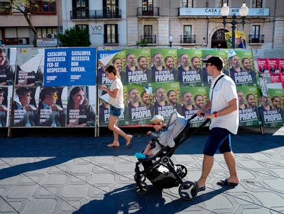 Carteles electorales pidiendo el voto en las elecciones catalanas del 12 de mayo en el centro de Tarragona.