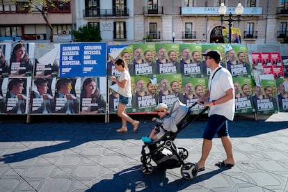 Carteles electorales pidiendo el voto en las elecciones catalanas del 12 de mayo en el centro de Tarragona.