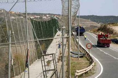 Aspecto de la verja que separa la ciudad autónoma de Melilla de la parte marroquí.