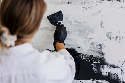 La artista catalana, pintando con espátula.