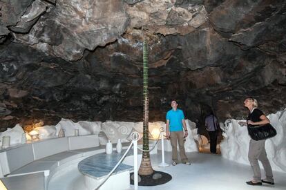 En la foto, interior de Taro de Tahíche, la espectacular casa de César Manrique. En la construcción, de 1968, Manrique sacó partido al espacio natural formado por las cinco burbujas volcánicas de una colada de lava de Teguise, actual sede de la Fundación que lleva su nombre.