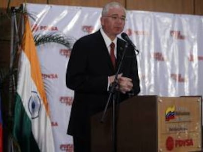 El ministro venezolano de Energía y presidente de la estatal Petróleos de Venezuela S. A. (PDVSA), Rafael Ramírez, habla este 25 de septiembre, durante la firma de acuerdos con la petrolera india Reliance en la sede de PDVSA en Caracas, Venezula.