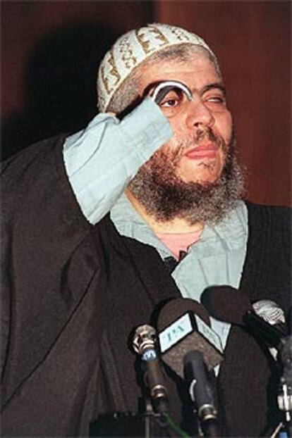 Foto de archivo del imam Sheikh Abu Hamza.