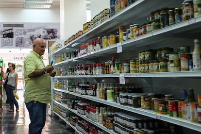 Un hombre en un supermercado de Caracas.