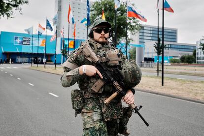 Un miembro del dispositivo de seguridad vigilaba el lunes los alrededores del World Forum de La Haya, antes del inicio de la cumbre de la OTAN.