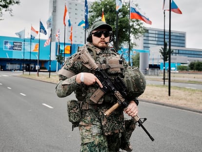 Un miembro del dispositivo de seguridad vigilaba el lunes los alrededores del World Forum de La Haya, antes del inicio de la cumbre de la OTAN.