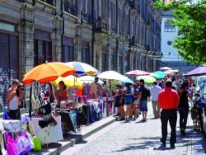 Piezas de autor en el Mercadinho dos Cl&eacute;rigos (Oporto).