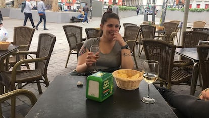 Una cliente, en la terraza de un bar de la plaza de Tirso de Molina.