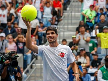 Carlos Alcaraz, el sábado durante una exhibición benéfica en la pista Arthur Ashe de Nueva York.