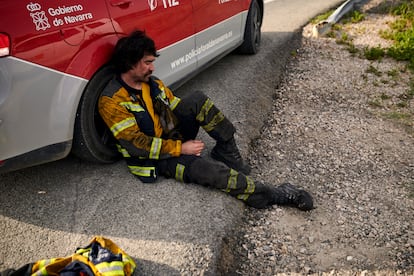 Un bombero forestal, desfallecido tras horas de trabajo en el incendio de la sierra de Leyre, Navarra, el 16 de julio. 