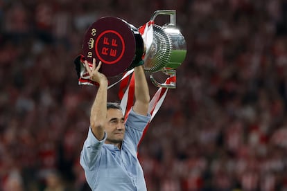 Valverde, con el trofeo de campeón de Copa.