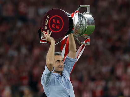 Valverde, con el trofeo de campeón de Copa.