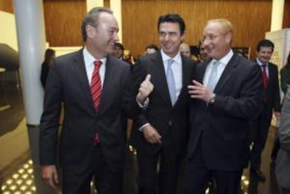 El ministro de Industria, Energía y Turismo, José Manuel Soria (c), junto al presidente de la Generalitat Valenciana, Alberto Fabra (i), y el presiente de la Oficina de Armonización del Mercado Interior (OAMI), Antonio Campinos (d), durante la inauguración de las jornadas de celebración de 10 años de diseño comunitario en Europa.