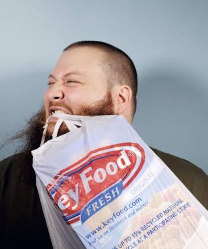 ¡Se lo come todo! Hasta las bolsas del supermercado Key Food, que le han servido desde niño, para todo.