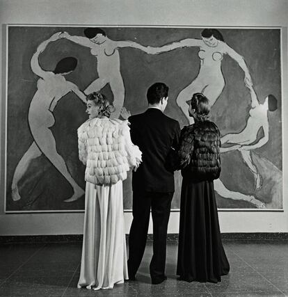 Fotografía en el Museo de Arte Moderno, de Nueva York, contemplando a Matisse (1939). Cortesía de Staley-Wise Gallery, de Nueva York.