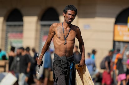 Un hombre que vivía en Cracolandia abandona la zona con su pipa en la mano tras la operación policial, el 11 de mayo de 2022.