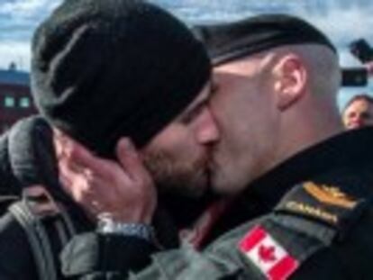 Legarde foi o primeiro homossexual que recebeu o tradicional beijo no cais de seu companheiro depois de missão em alto mar