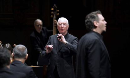 El director William Christie (c) y el alemán Wilhelm Schwinghammer (d), en el papel de el Rey, durante la representación en versión de concierto de la ópera Ariodante en el Teatro Real, en Madrid.