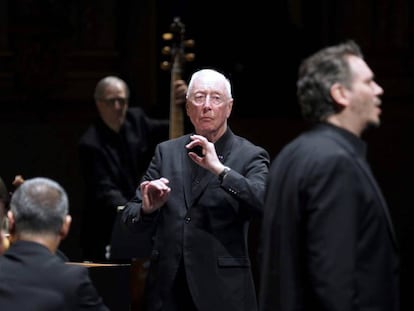 El director William Christie (c) y el alemán Wilhelm Schwinghammer (d), en el papel de el Rey, durante la representación en versión de concierto de la ópera Ariodante en el Teatro Real, en Madrid. 