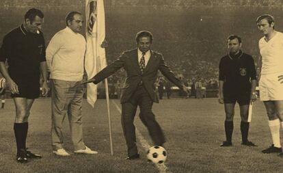 Gento hace el saque de honor en el Real Madrid-Betis de la primera jornada de la Liga 71-72.