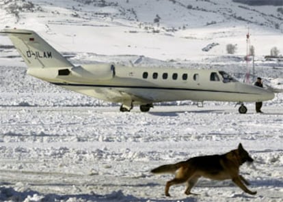 Estado que presentaba este mediodía el aeropuerto de Pamplona, que canceló todos los vuelos previstos a causa de la nieve acumulada en la pista de aterrizaje tras el temporal que afectó ayer a la ciudad navarra.