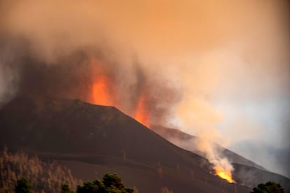 El sábado se registró la apertura de un nuevo foco de emisión y una rotura parcial del cono principal, provocado que una nueva colada de lava, más fluida y rápida, discurriese por encima de la primera.