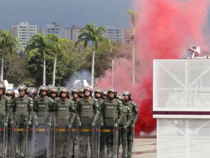 Um grupo de militares venezuelanos durante uma simulação de protestos em Caracas.