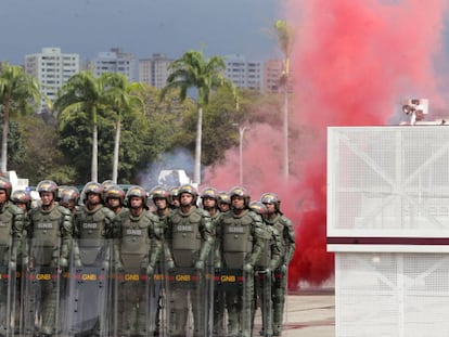 Um grupo de militares venezuelanos durante uma simulação de protestos em Caracas.