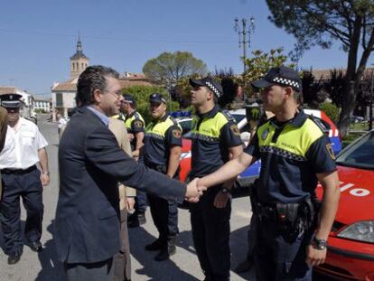 Francisco Granados saluda a los policías municipales de Torrejón de Velasco.