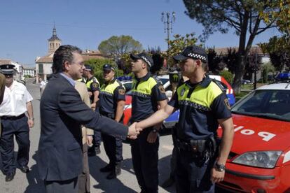 Francisco Granados saluda a los policías municipales de Torrejón de Velasco.