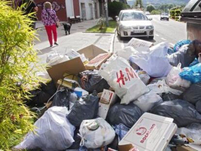 Basura amontonada este miércoles en las calles de Lugo