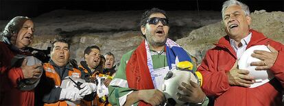 Luis Urzúa (de verde, en el centro), el presidente Piñera y los rescatadores entonan el himno de Chile.