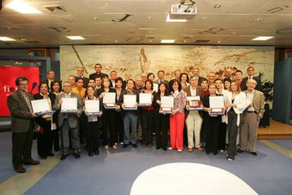 Los equipos de profesores premiados posan con el jurado de los Premios Santillana 2005.