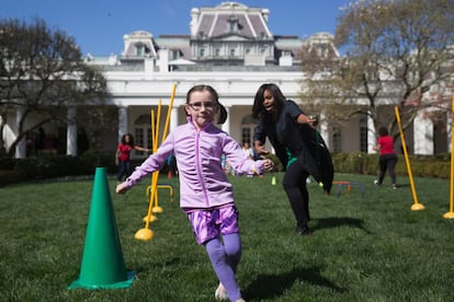 Un año más, Michelle Obama aprovechó la ocasión para fomentar el ejercicio y la vida saludable para luchar contra la obesidad infantil, por lo que se apuntó a jugar, correr obstáculos y hasta participó en la primera carrera de niños organizada dentro de la Casa Blanca.