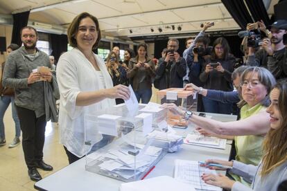 L'alcaldessa de Barcelona, Ada Colau, vota al Centre Cvic de la Sedeta.