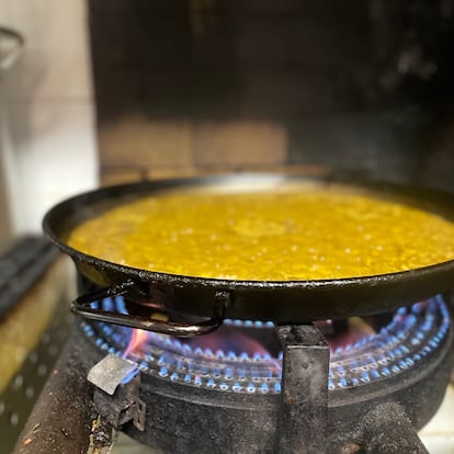 Un arroz cocinándose al fuego del chiringuito Salvadó, en San Carlos de Peralta, Ibiza.