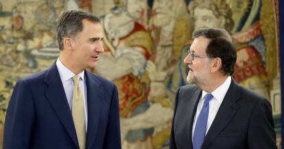 El rey Felipe VI recibe al presidente del Gobierno en funciones, Mariano Rajoy en el Palacio de la Zarzuela.