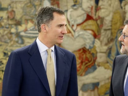 El rey Felipe VI recibe al presidente del Gobierno en funciones, Mariano Rajoy en el Palacio de la Zarzuela.